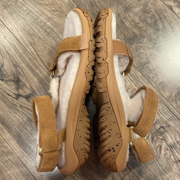 NWT Teva Hurricane Shearling Leather Sandals with Lamb Fur lining Size 7 - Picture 3 of 8